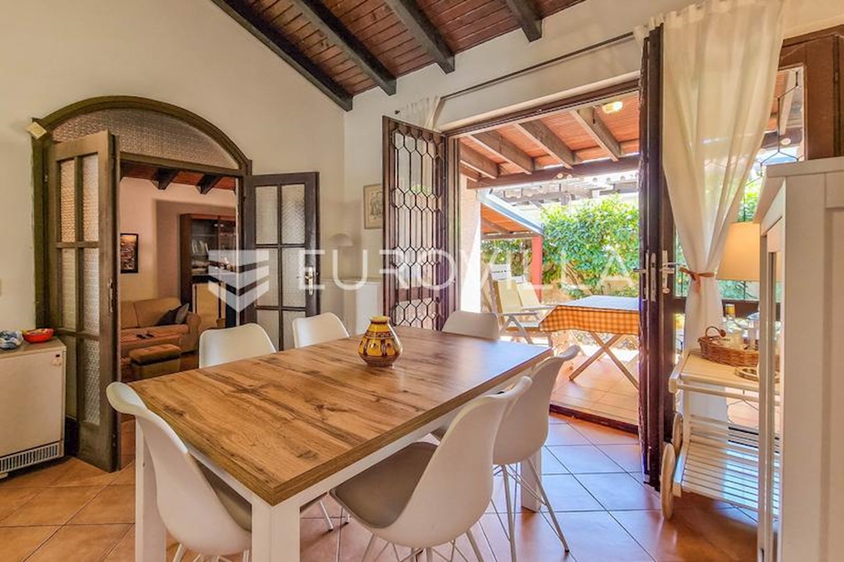 Istria, Poreč, surroundings, ground floor house of 102m2 with 3 bedrooms, 400m from the beach