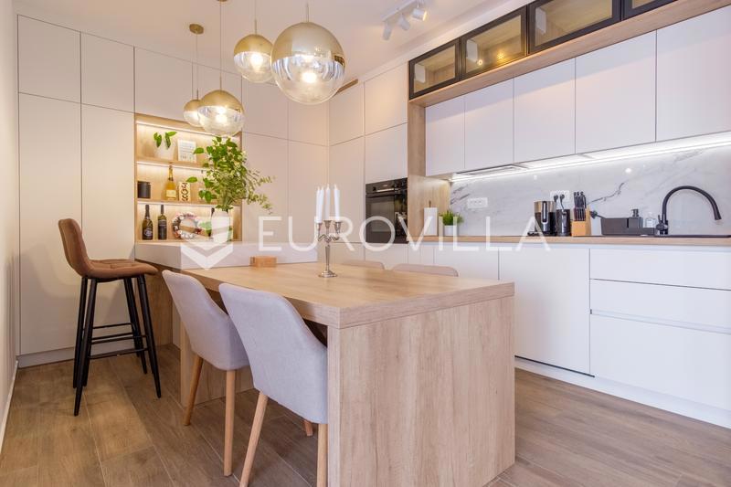 Istra, Novigrad, dvosoban stan s pogledom na more i 2 parking mjesta