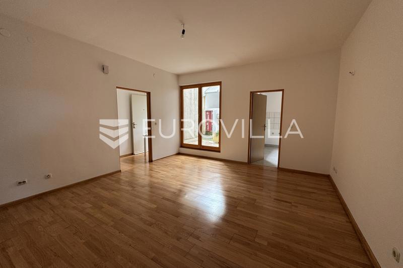 Istra, Novigrad, stan NKP 80,79m2 s dvije spavaće sobe u prizemlju zgrade s vrtom