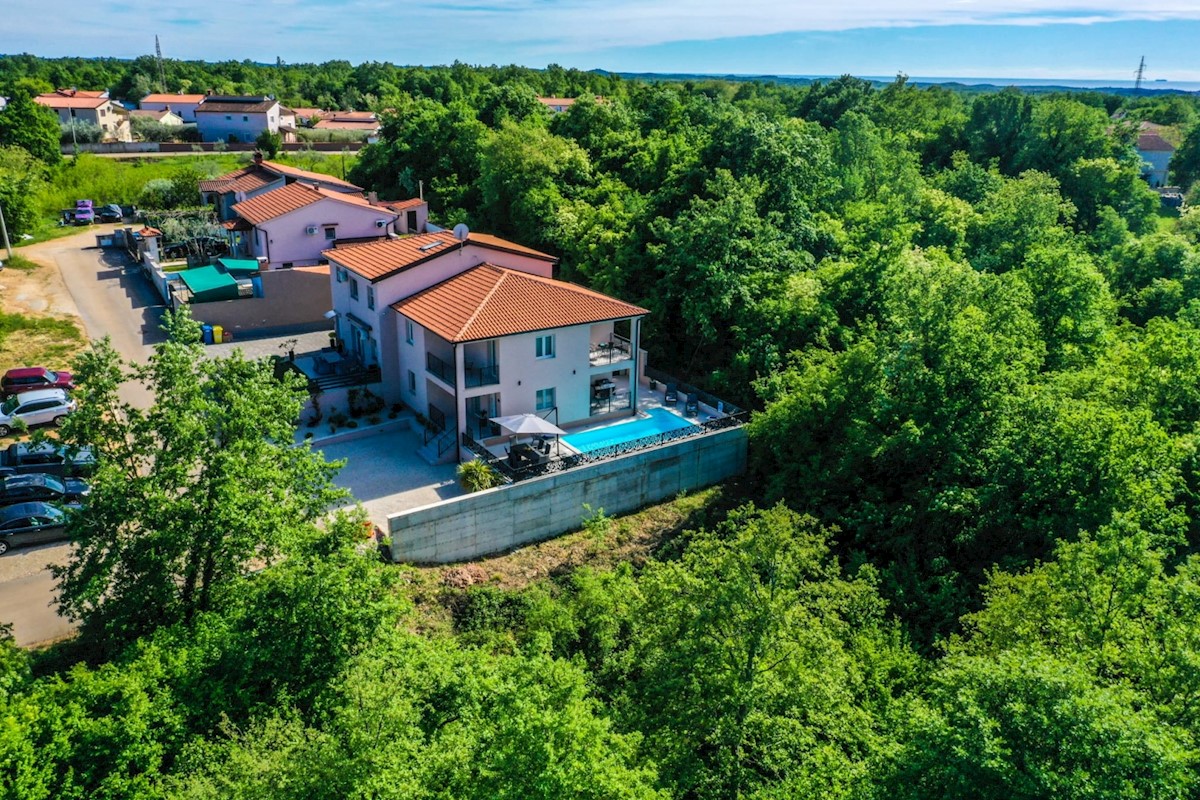 Dvije kuće, Vila sa bazenom + Obiteljska kuća sa 3 stambene jedinice 