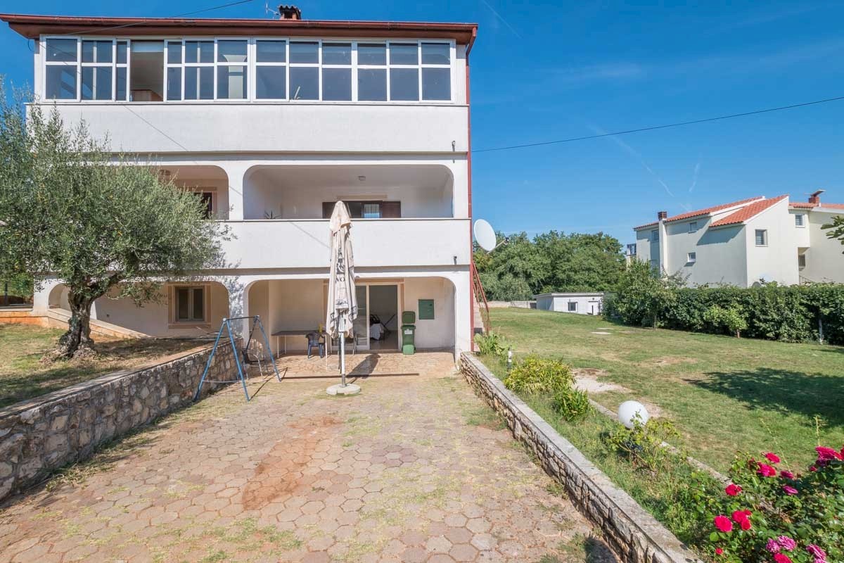 Poreč, kuća s 4 stana i okućnicom od 1198 m2