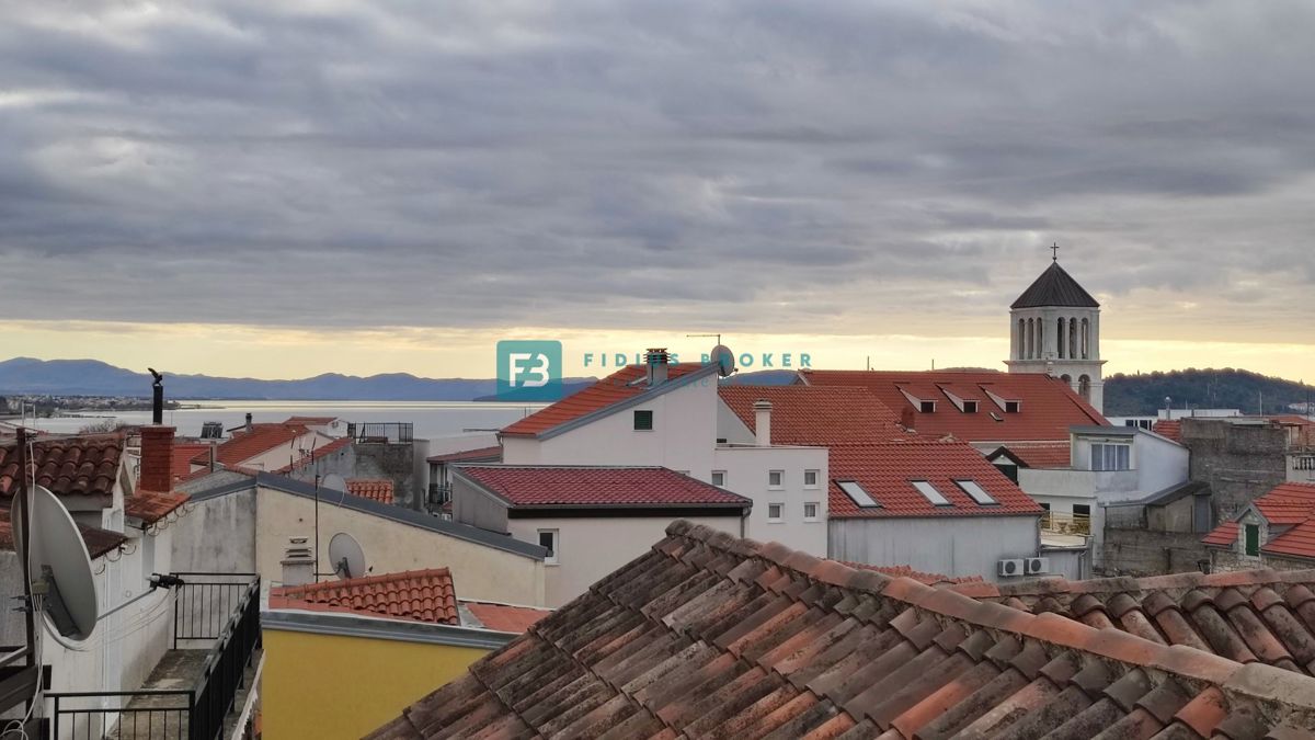 VODICE, stan u kamenoj kući, centar, 250 m do rive, pogled na more