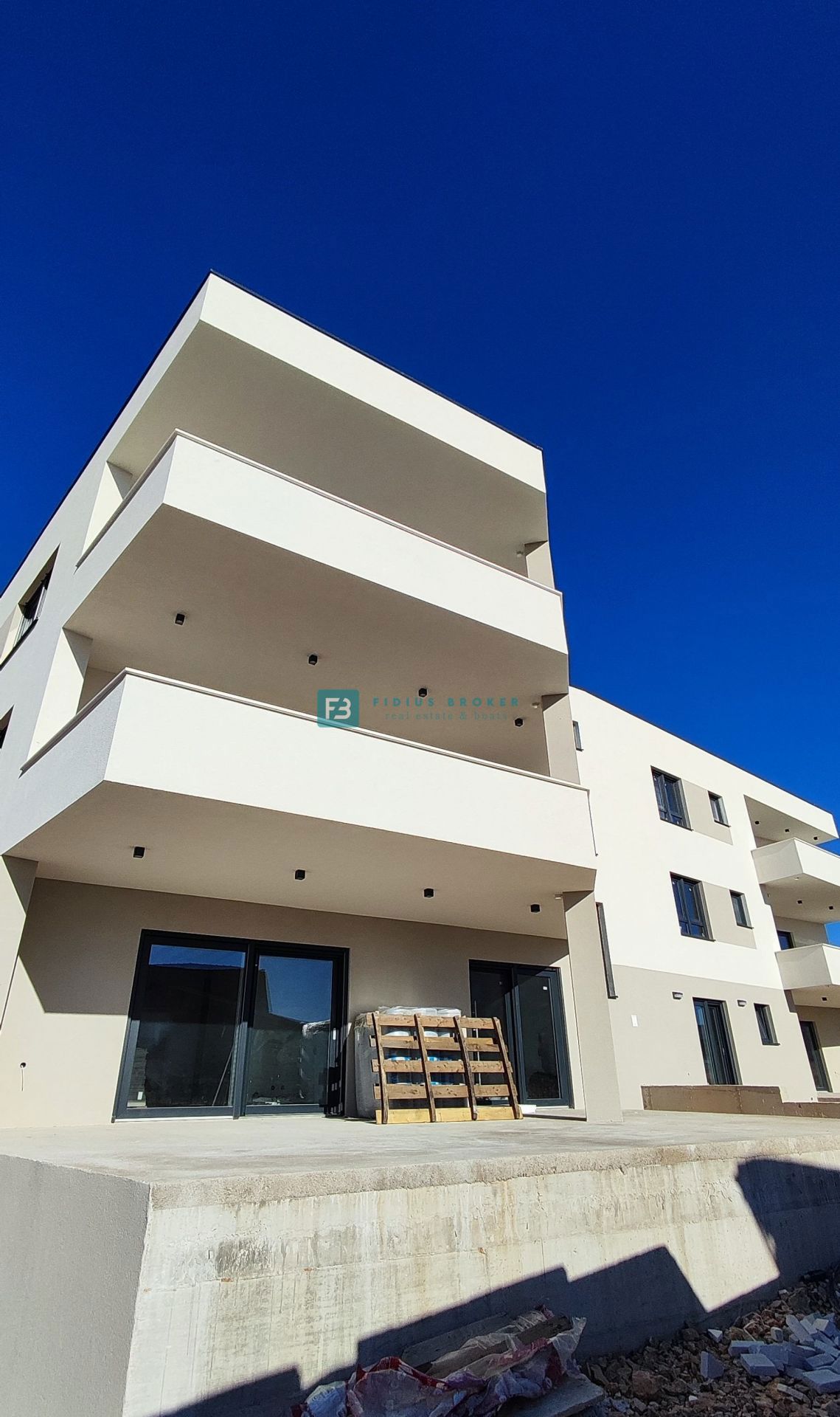 VODICE, novo, 1. kat, 400 m od plaže, 3 spavaće sobe, pogled na more