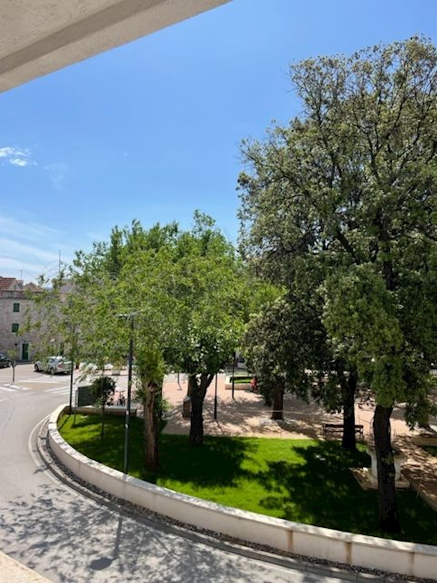 VODICE, strogi centar, 1. kat, logga, pogled na park