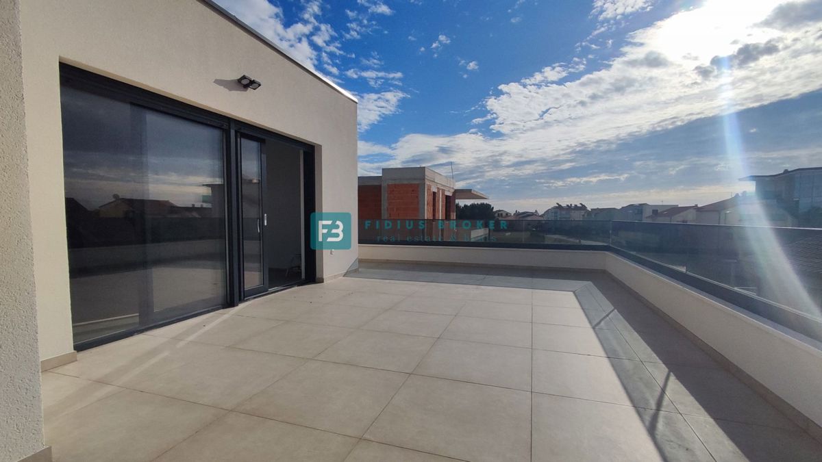 SRIMA, novo, 2. kat, 270 m do plaže, penthouse, terasa 110 m2, garaža