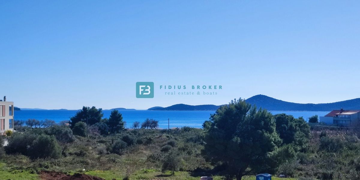VODICE, novo, 350 m od plaže, 1. kat, 3 spavaće sobe, pogled na more