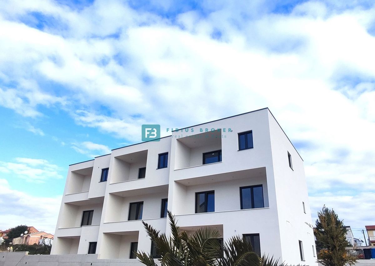 VODICE, novogradnja, dvoetažni stan, vrt 110 m2