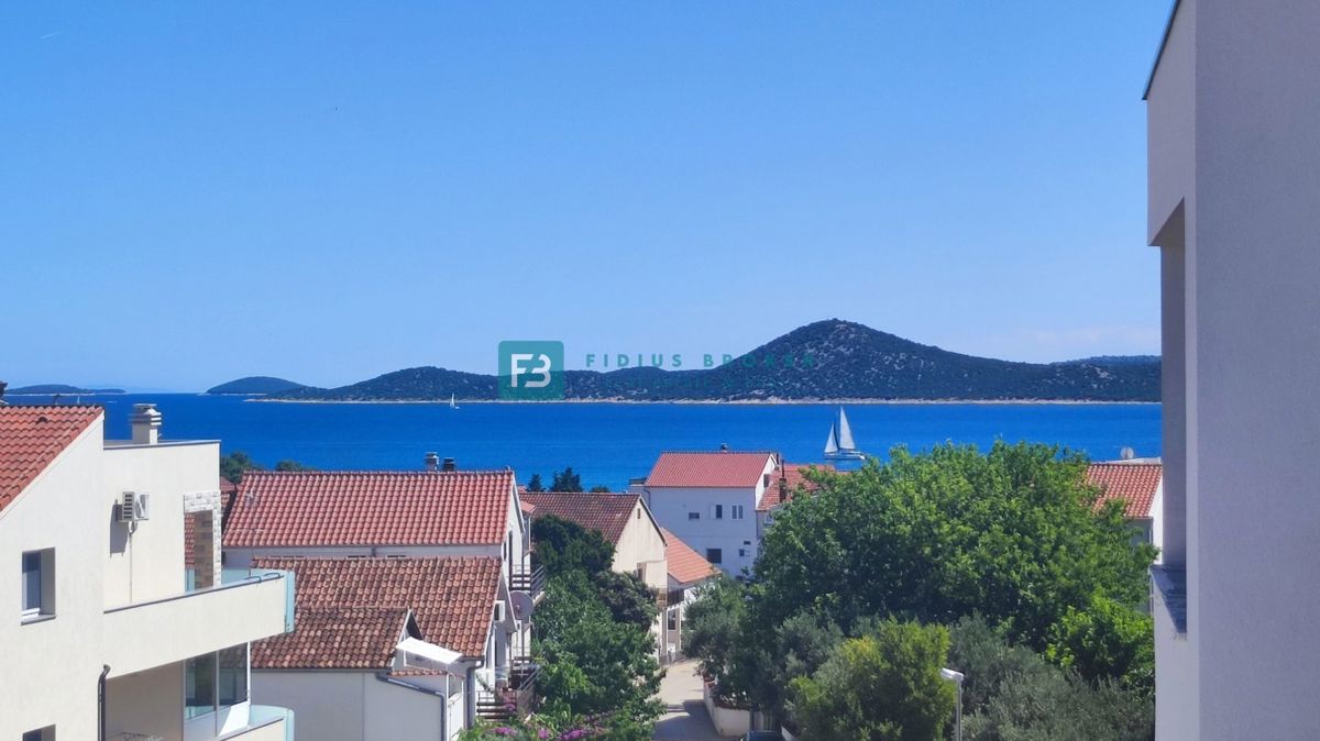 VODICE, upravo završeno, 1. kat, lift, garaža, blizu plaže, pogled na more