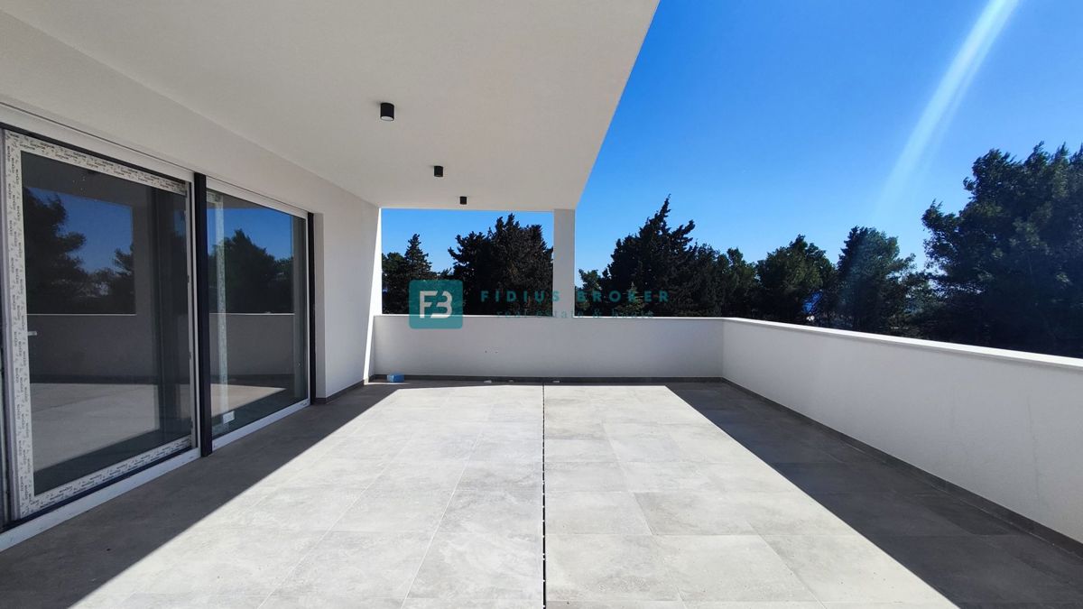 VODICE, novogradnja, moderan stan, 1. kat, terasa, 1990 €/ m2 s PDV-om