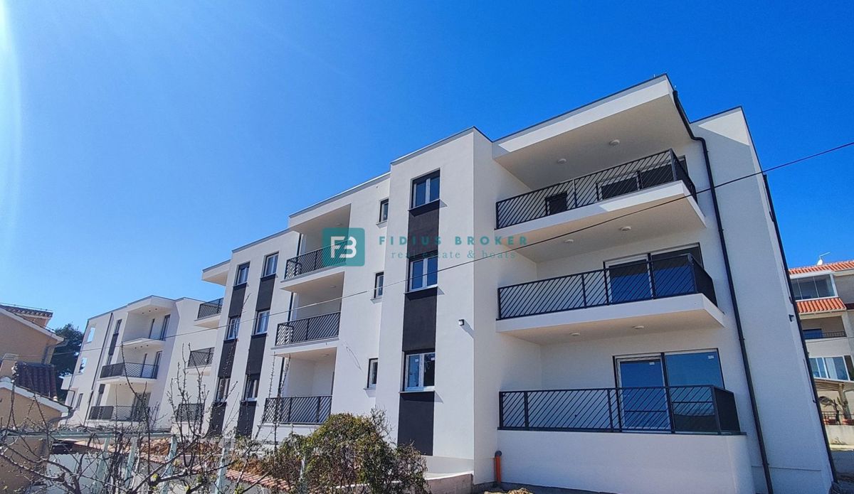 VODICE, novo, 1. kat, 3 spavaće sobe, 2400 €/ m2 s PDV-om