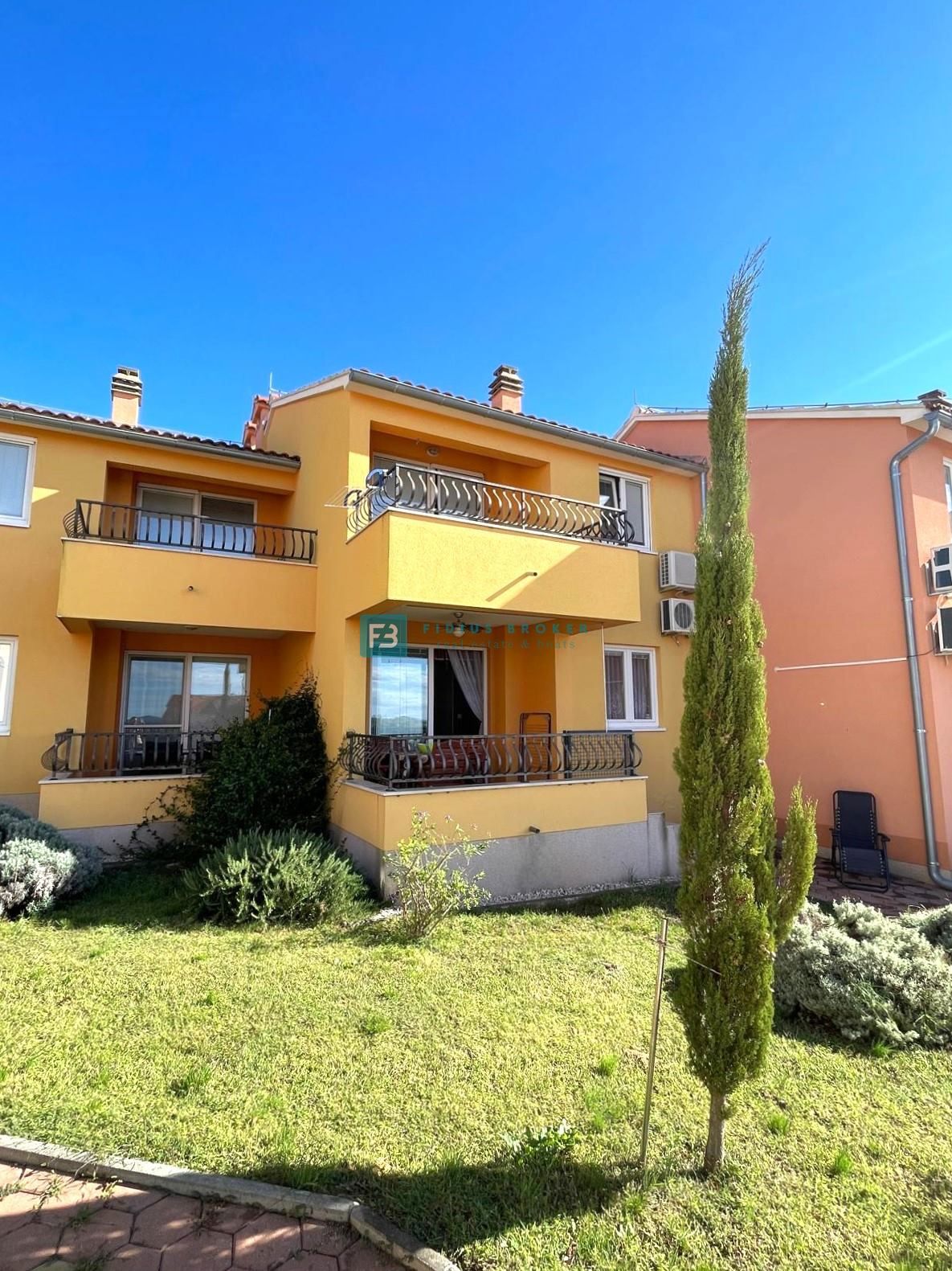 VODICE, namješten stan, prizemlje, pogled na more, zajednički bazen