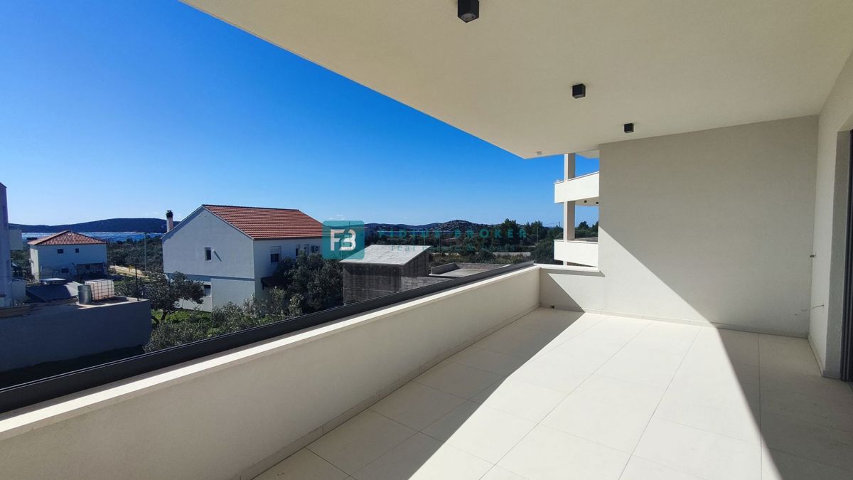 VODICE, novogradnja, 1. kat, 400 m od plaže, pogled na more