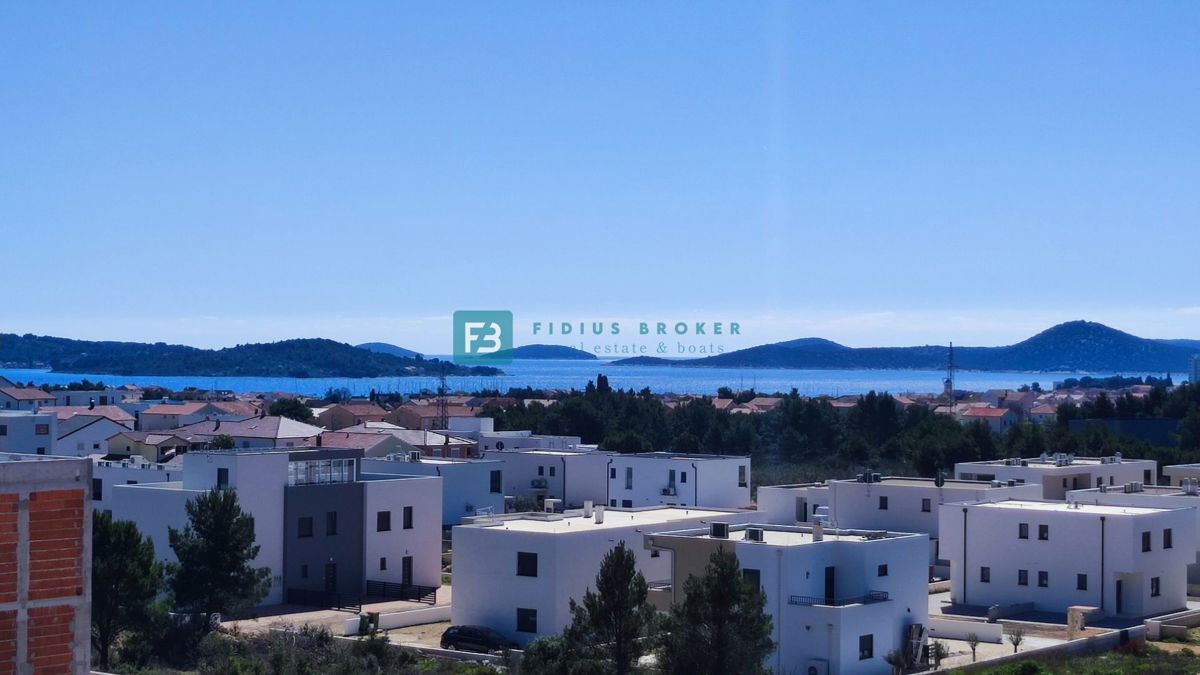 VODICE, novogradnja, dvoetažni stan, pogled na more, krovna terasa