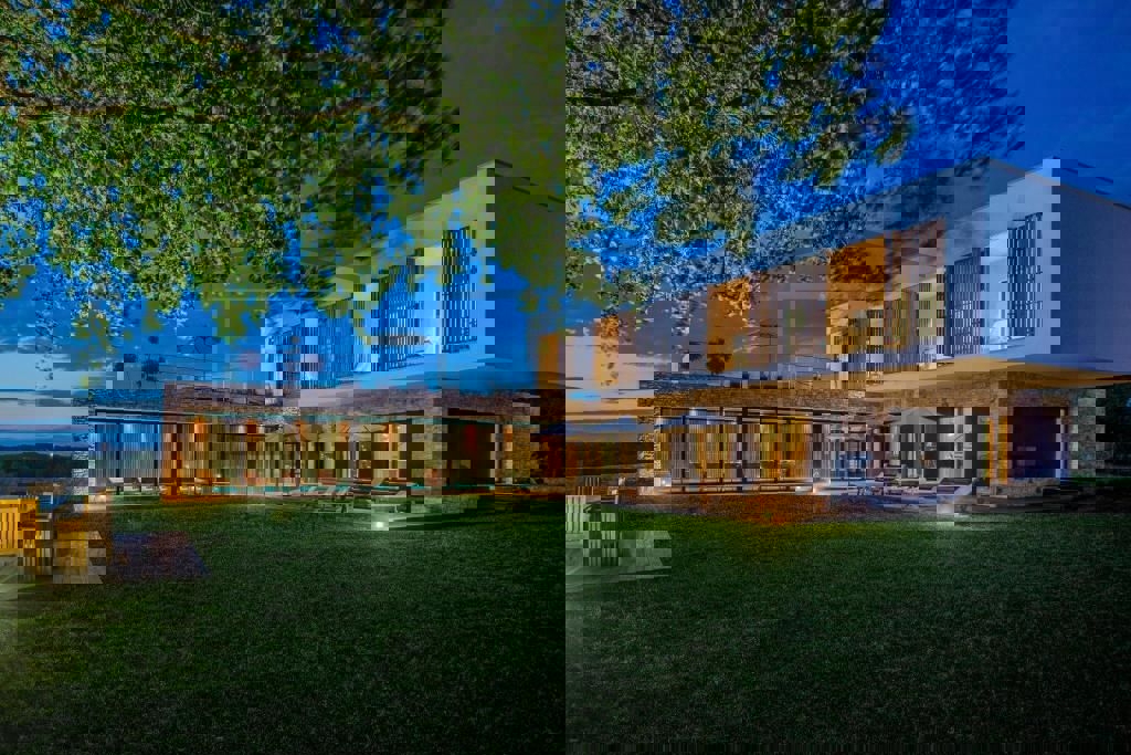 LUXUSVILLA MIT INNENPOOL