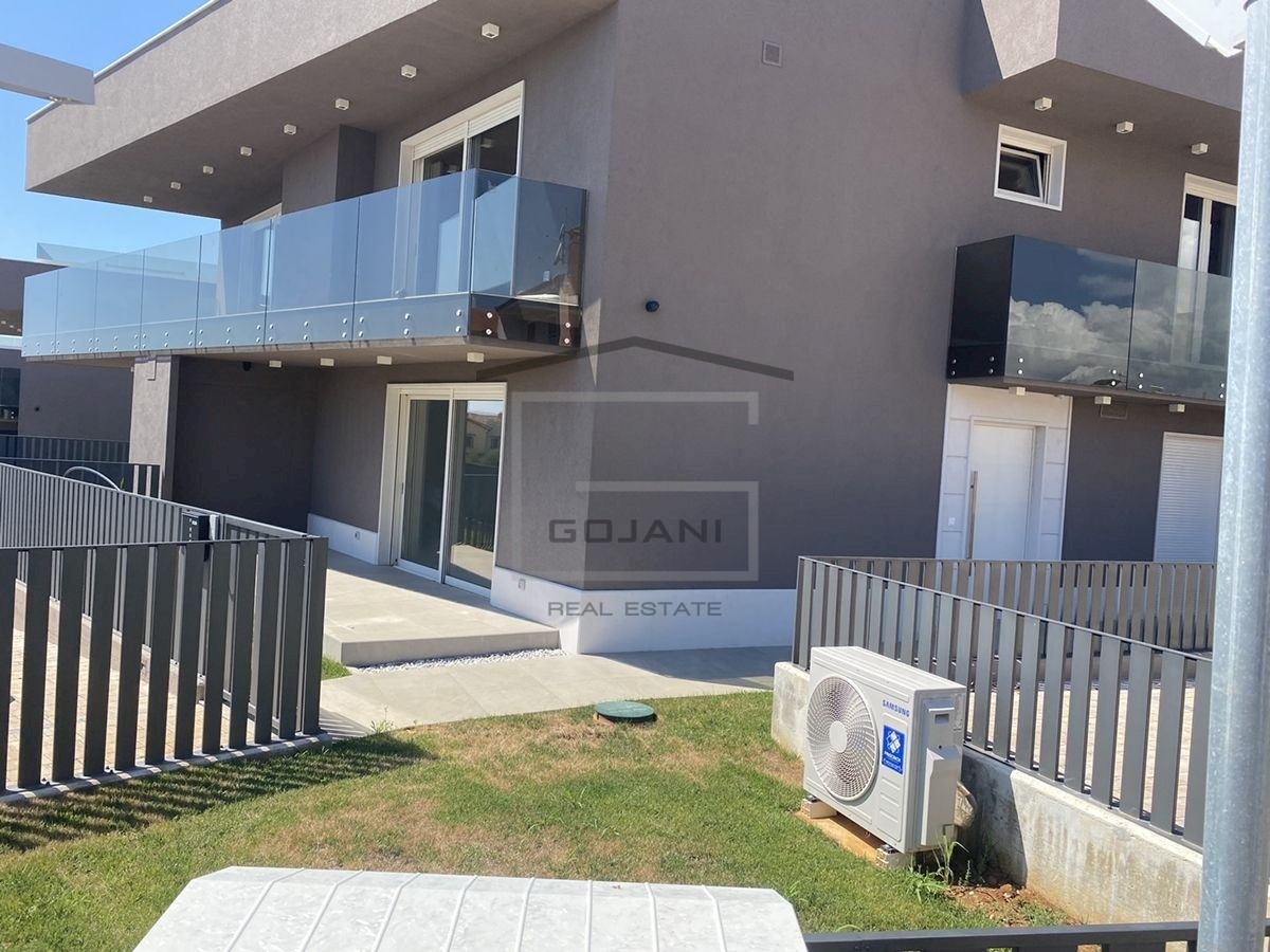 WOHNUNG IN STÄDTISCHER VILLA MIT TERRASSE UND GARTEN