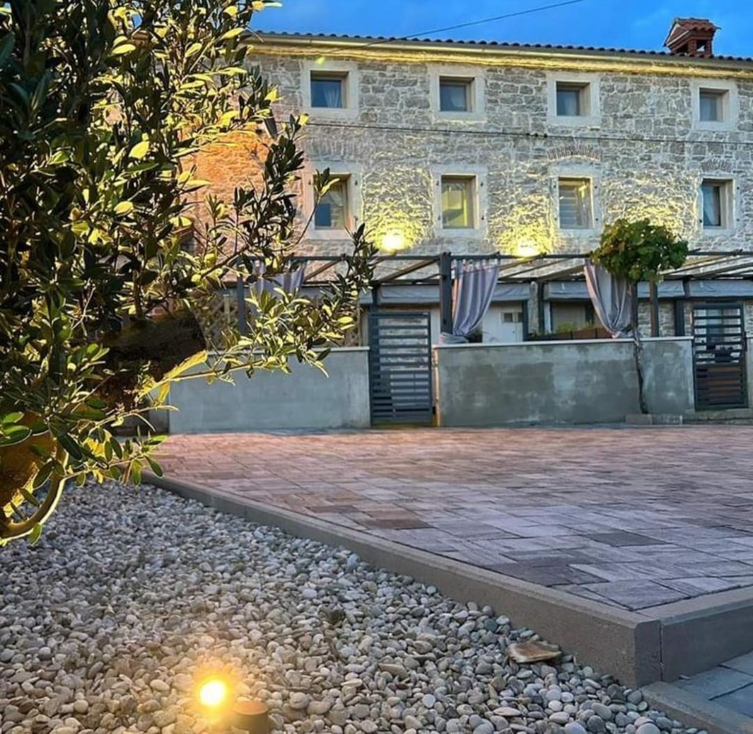 Natusreinhaus mit 3 Wohneinheiten, bei Poreč, Istrien