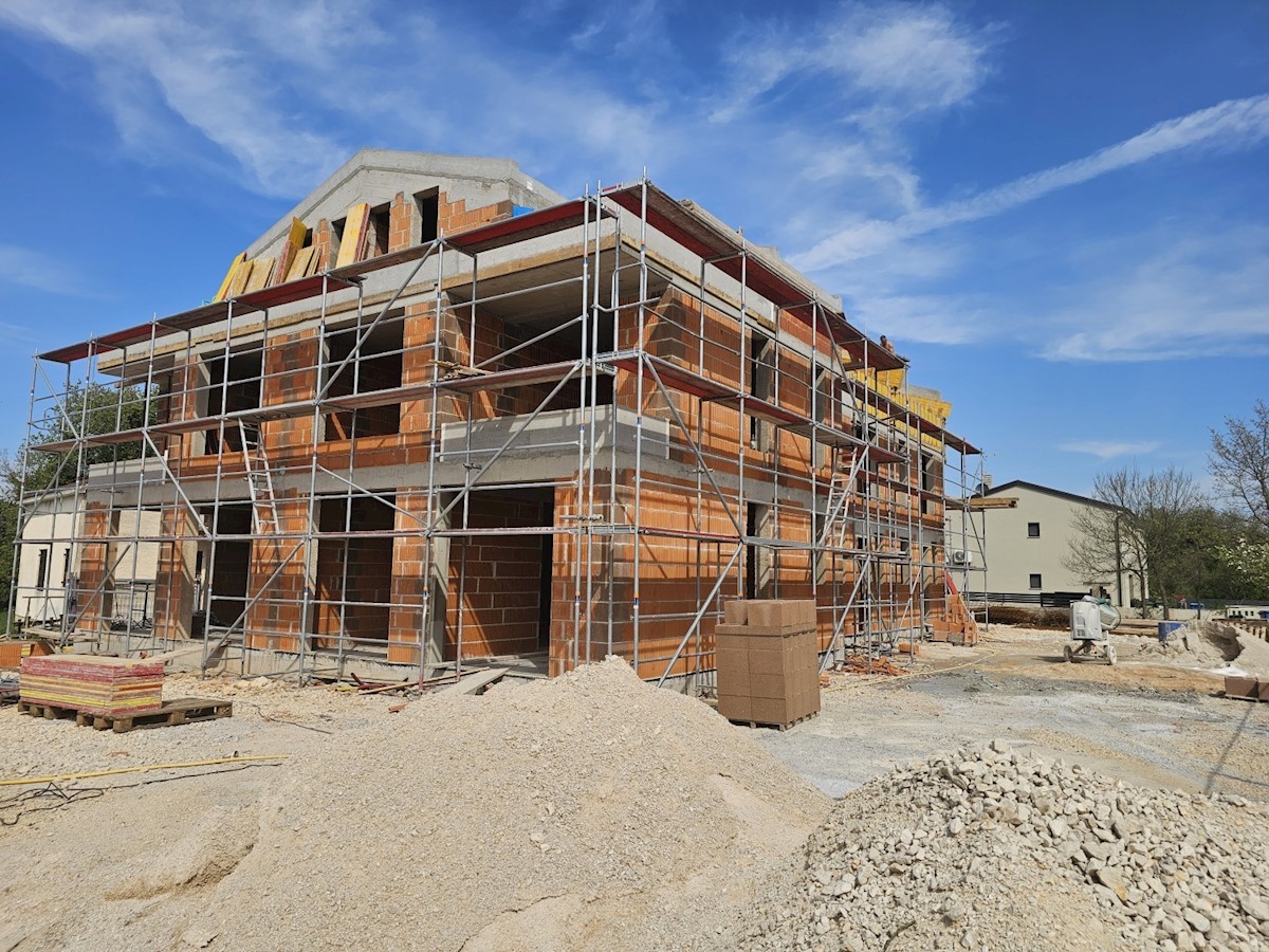 Poreč, hose for sale cca 2000 m from the sea