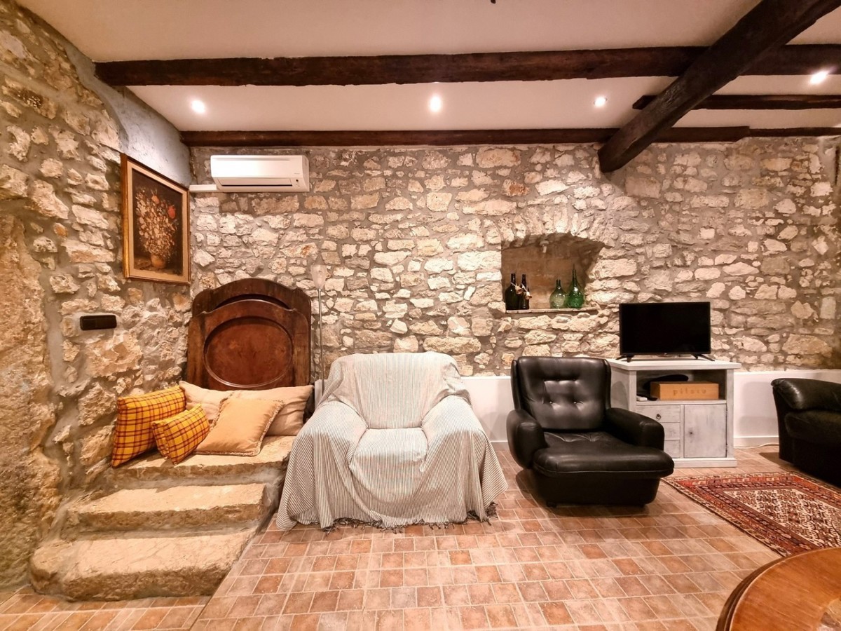 Poreč, Natursteinhaus in der Reihe