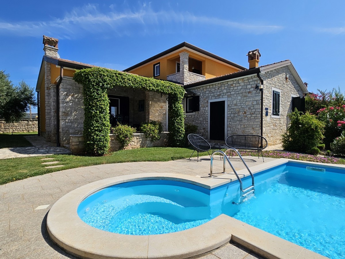 Haus with a pool and a seaview