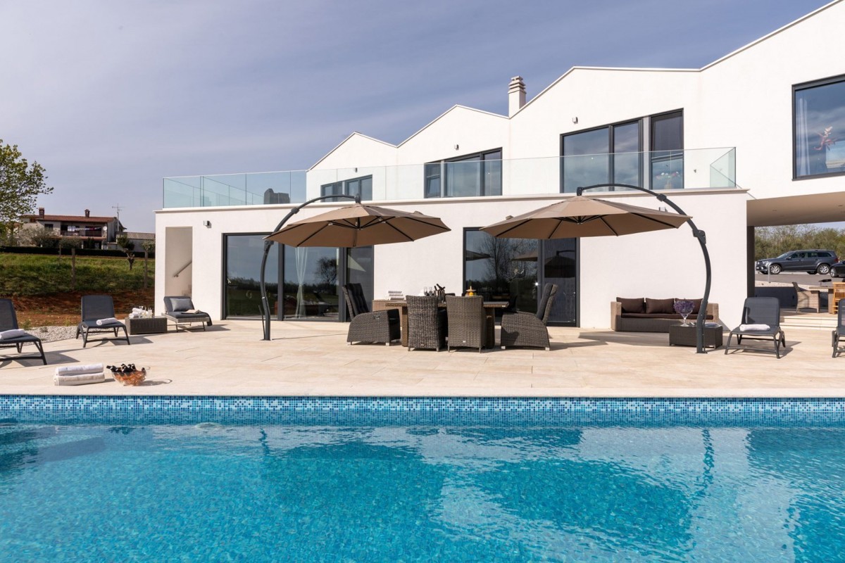 Moderne Villa in der Nähe von Poreč zu verkaufen mit Grund 6271 m2