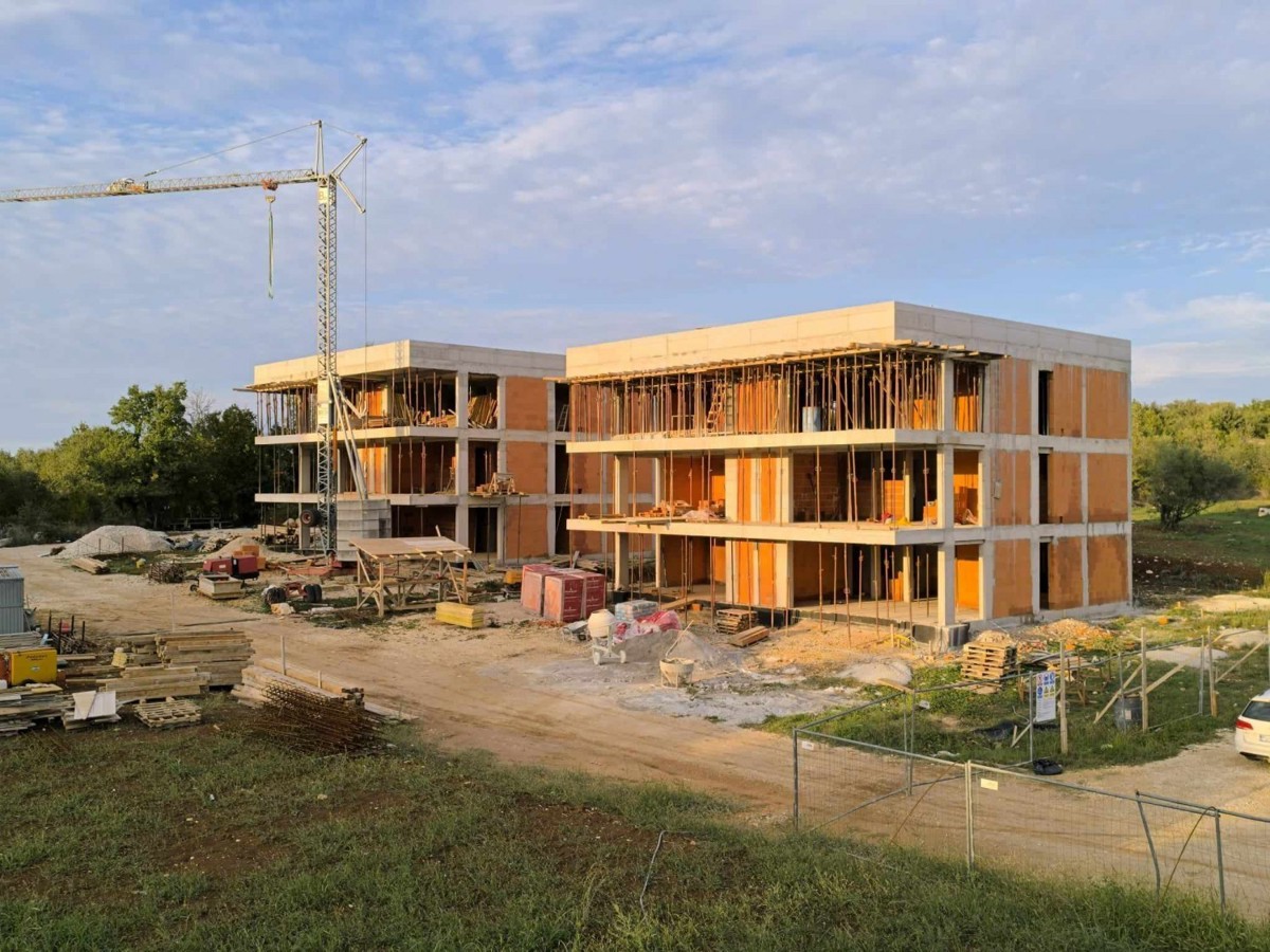 POREČ 2,5 km- hochwertige Wohnung, Neubau