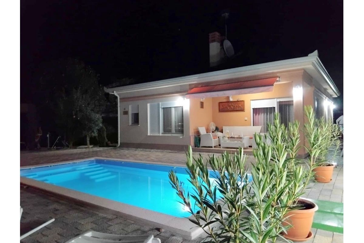 Bungalow with a pool cca 4 km from the sea