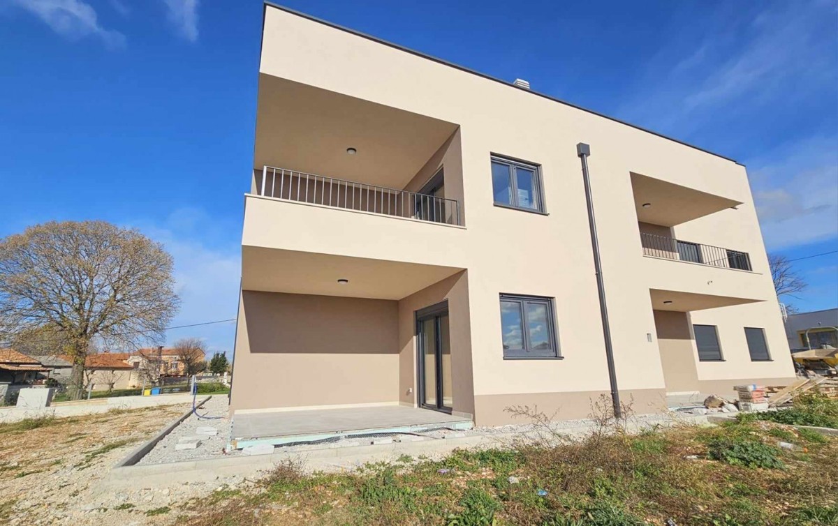 Poreč, 8 km, Neugebaute Wohnung 76 m2 mit Garten 200 m2