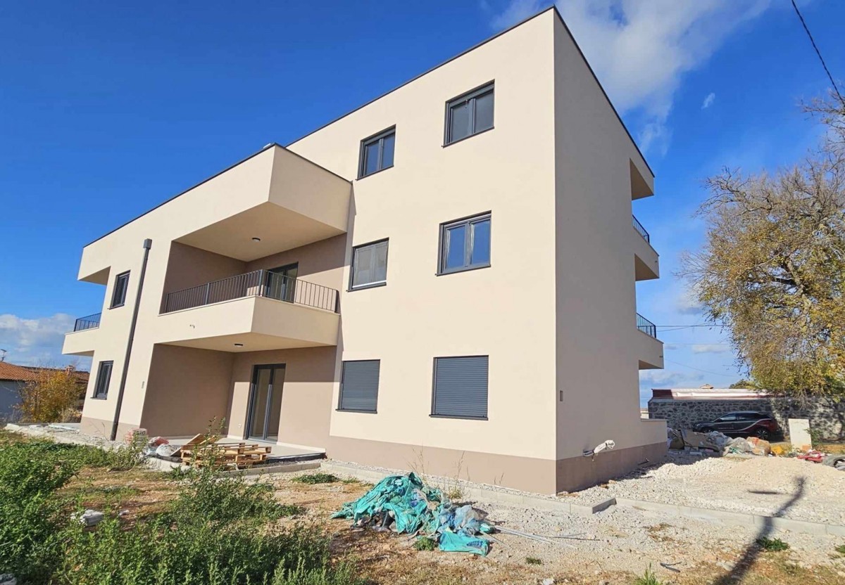 Poreč, 8 km, Neugebaute Wohnung 72 m2 mit Garten 200 m2