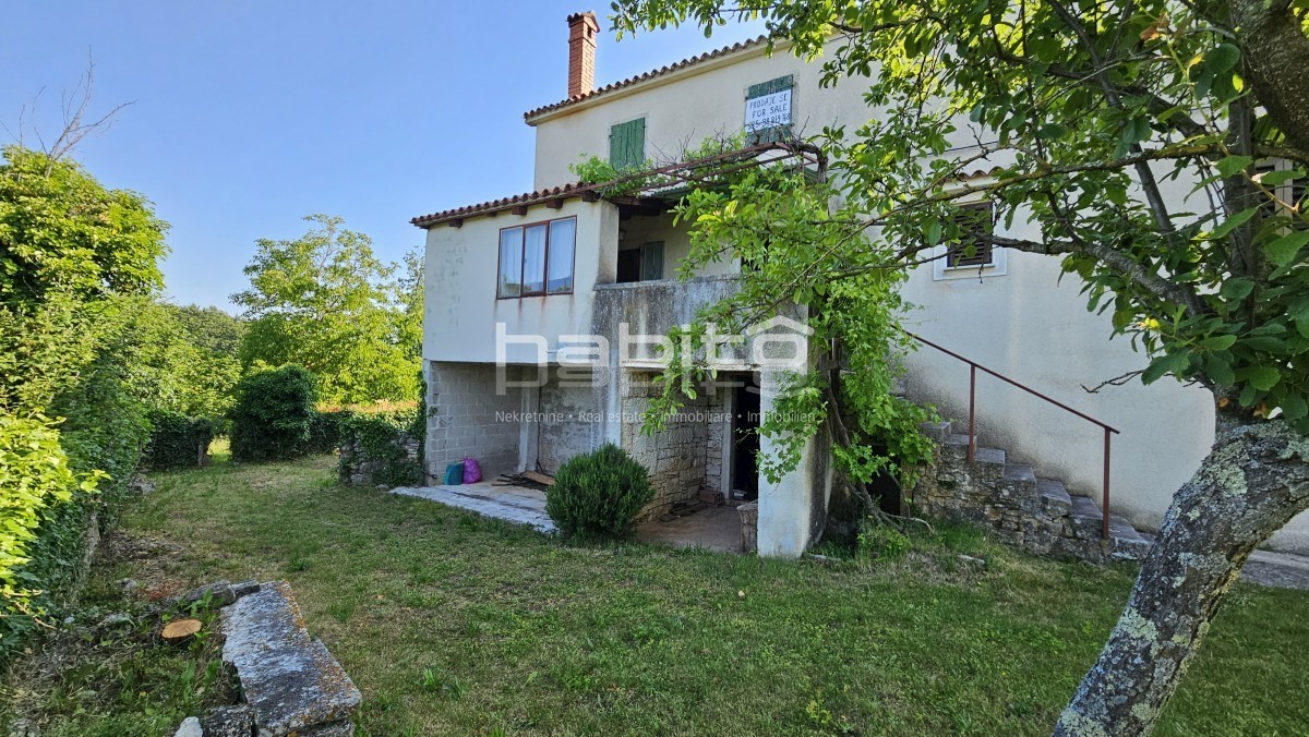 Poreč 20 km - Dve kamniti hiši za obnovo s prostornim dvoriščem, mirna lokacija