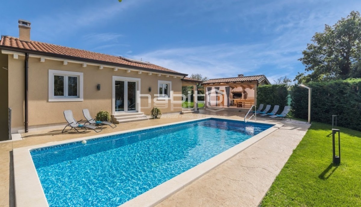 Porec 17 km - Comfortable house with a pool, summer kitchen, and cellar.