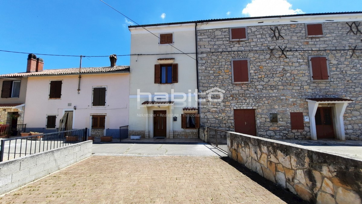 Poreč 10 km, Kaštelir - Obnovljena kamnita hiša z vrtom + 7000 m2 gozda