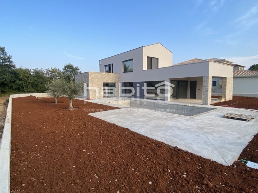 Poreč 18 km - Lepa kvalitetna vila na mirni lokaciji