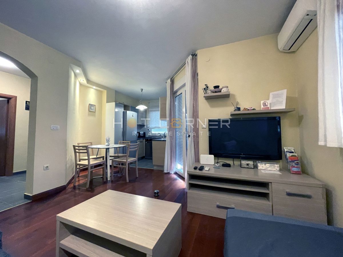 Valdebek, lijep Stan 56m2 u visokom prizemlju, 2S+DB, + parking, + drvarnica