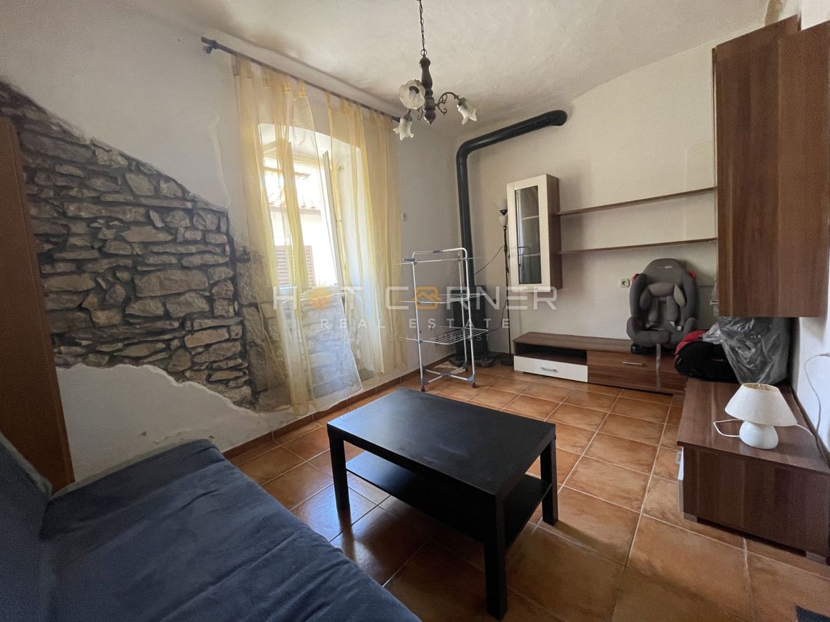 PRILIKA - Šijana, Pula, stan 40m2 + terasa/spremište, nova fasada
