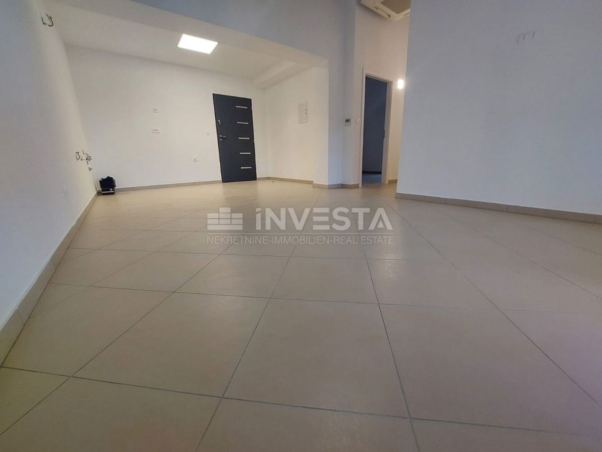 Pula,  Veli vrh, dvije etaže zgrade (u naravi 5 stanova)