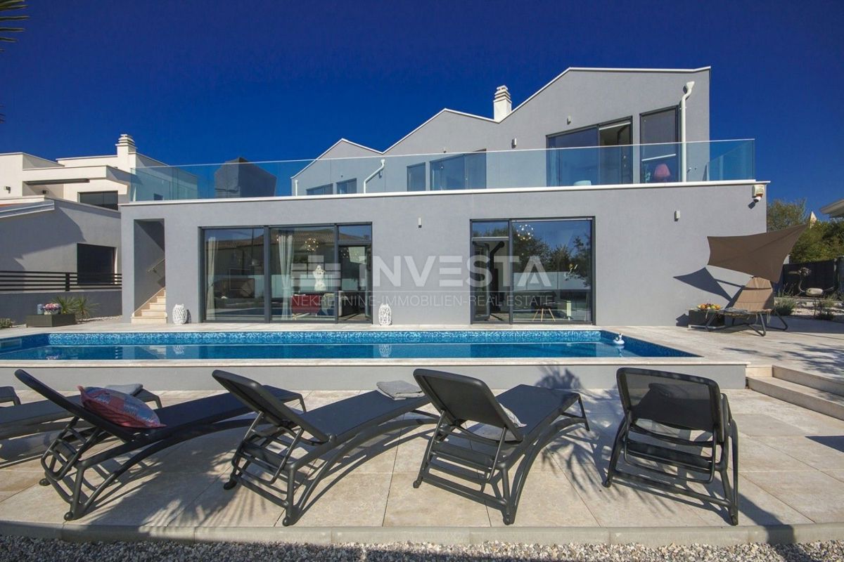 Vila modernog dizajna sa bazenom