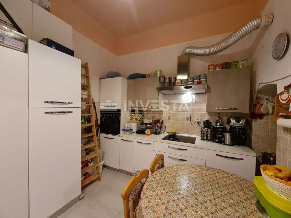 Pula, Kaštanjer, stan s galerijom blizu centra
