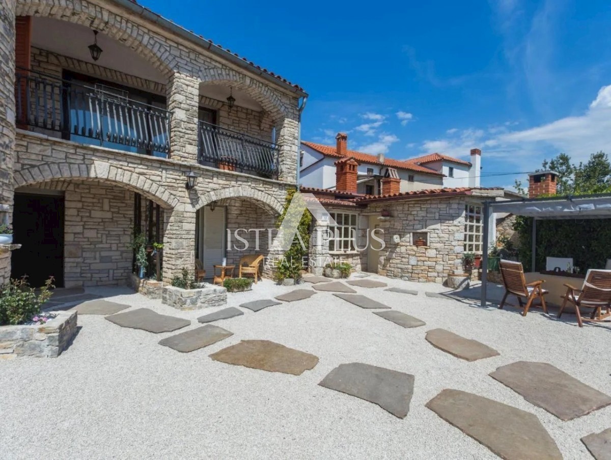 Steinhaus mit drei Wohneinheiten und Meerblick