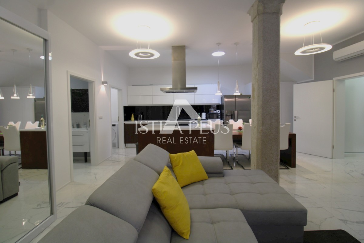 Istra, Poreč centar - luksuzan stan u prizemlju sa dvorištem !!