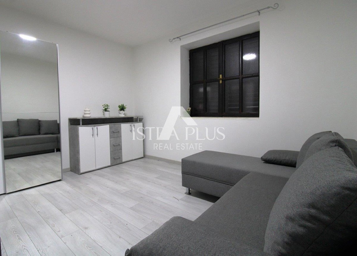 PRILIKA! Dva stana u Poreču sa dvorištem , 850m od mora !!