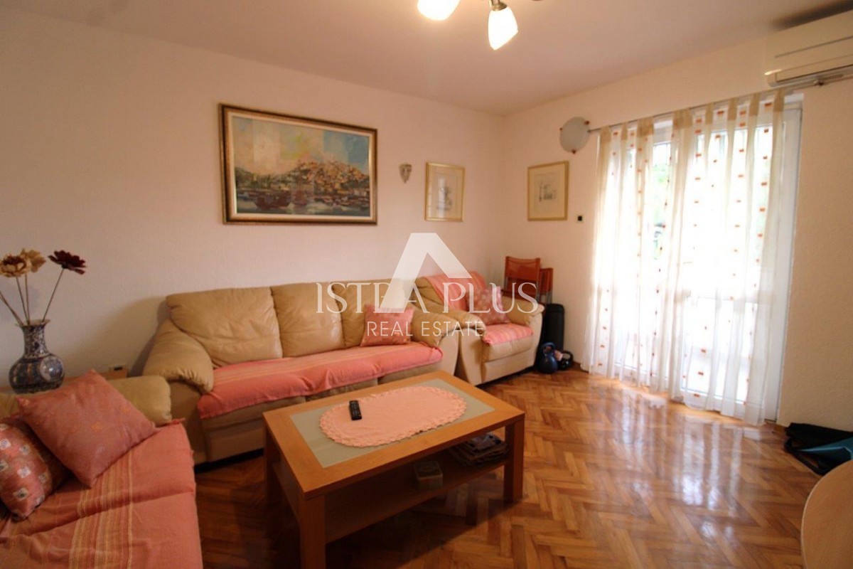 Prilika! Prekrasan , komforan stan u Vrsaru 300 m od mora !