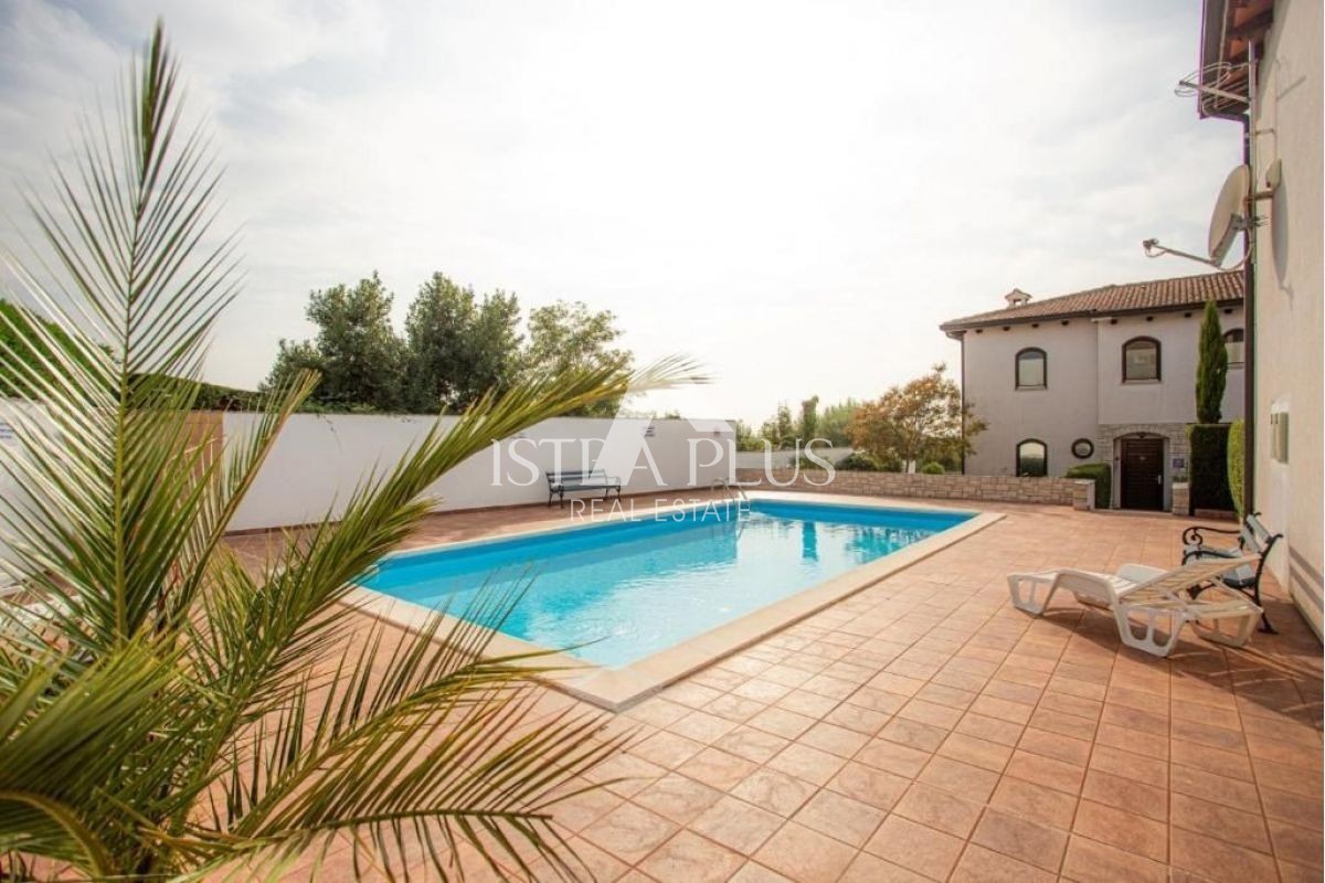 Istrien, Poreč-Gebiet. Reiheneinfamilienhaus mit Swimmingpool, 2 km vom Meer entfernt!