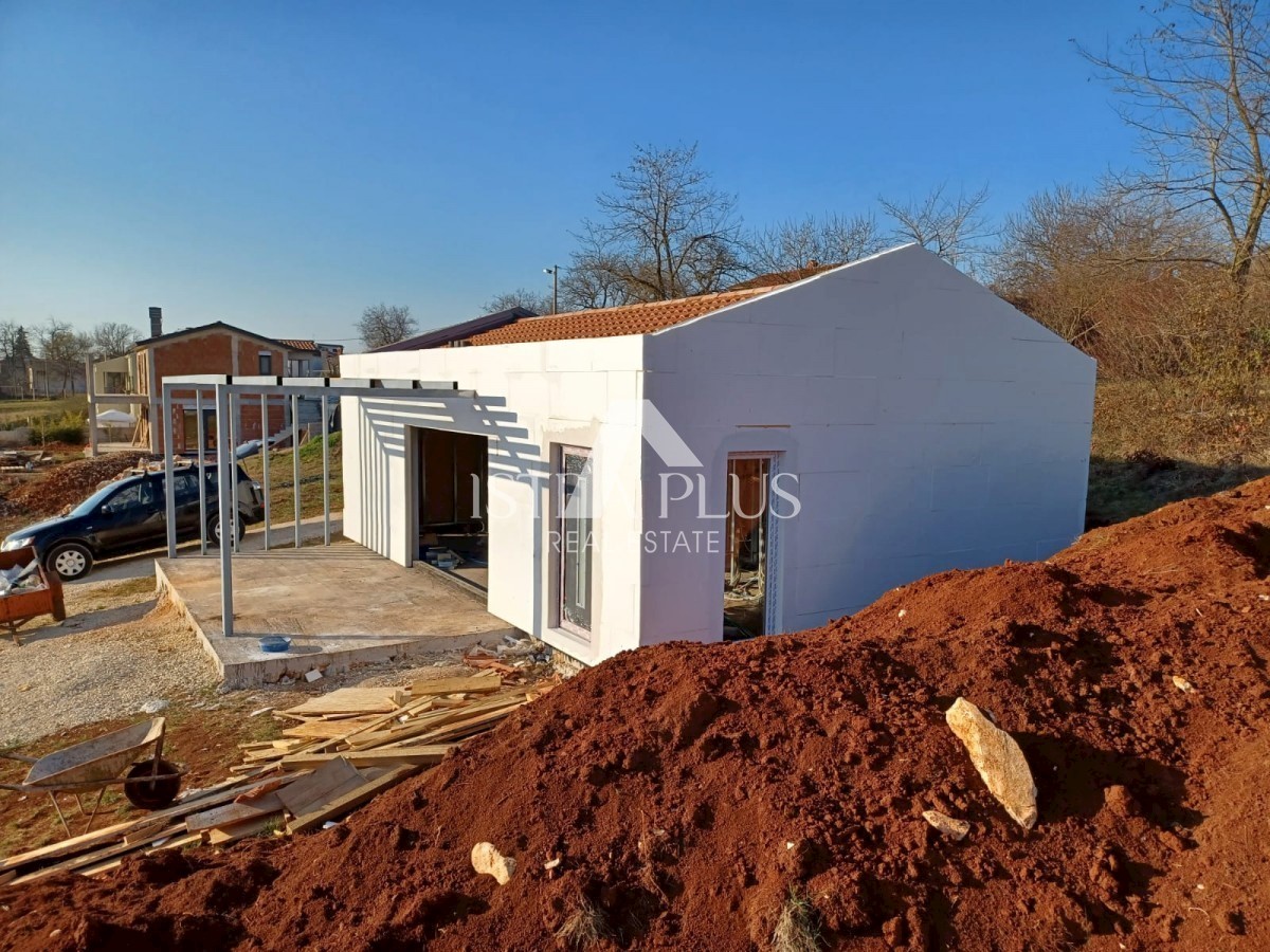 Gelegenheit! Neues Erdgeschosshaus mit Pool in schöner Lage