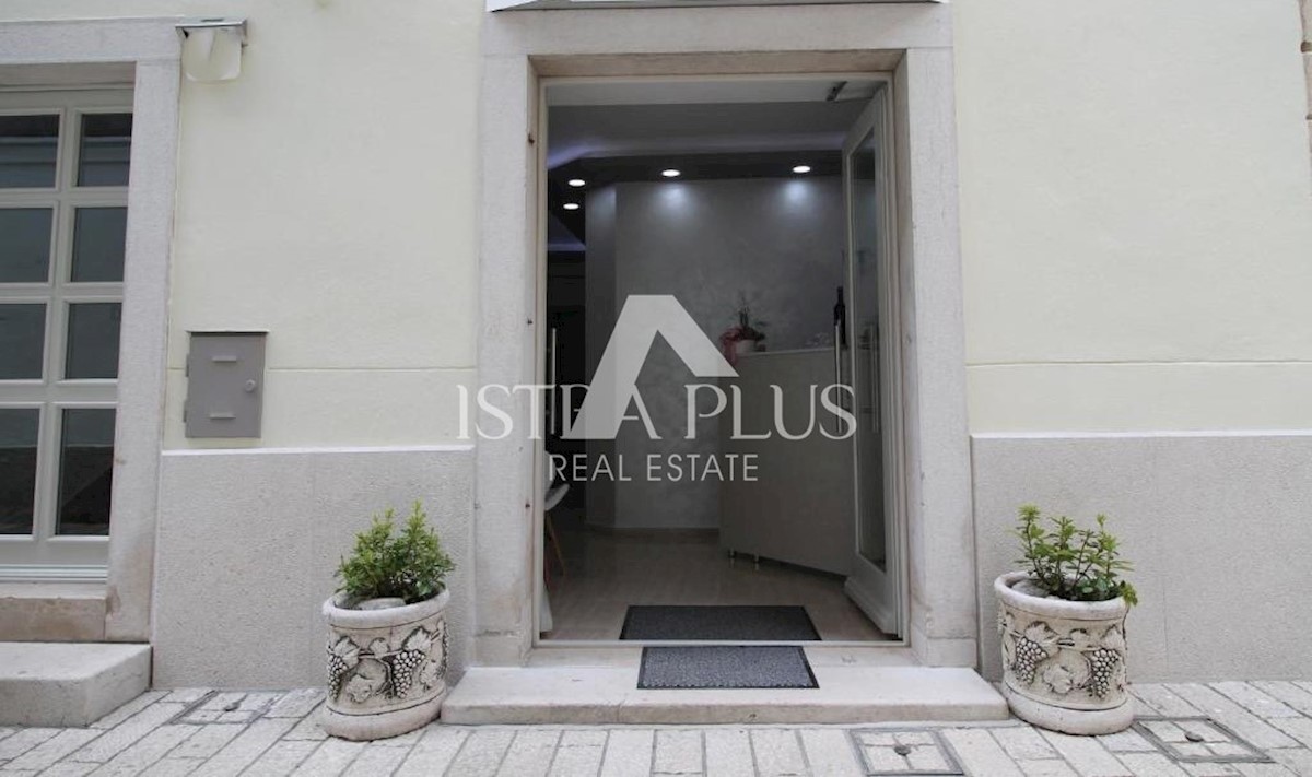 Poreč Zentrum, Haus mit 3 Wohnungen und Büroräumen (eigentlich 7 Zimmer mit Bad)