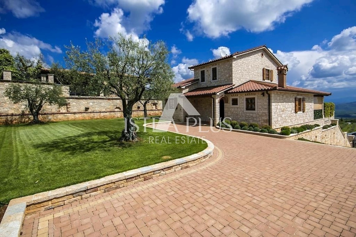 Rustikale Villa am Rande einer malerischen Stadt mit freiem Blick auf die Landschaft