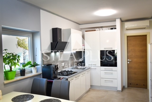 Istra, Poreč okolica - stan 2 km od grada i mora - POGLED NA MORE