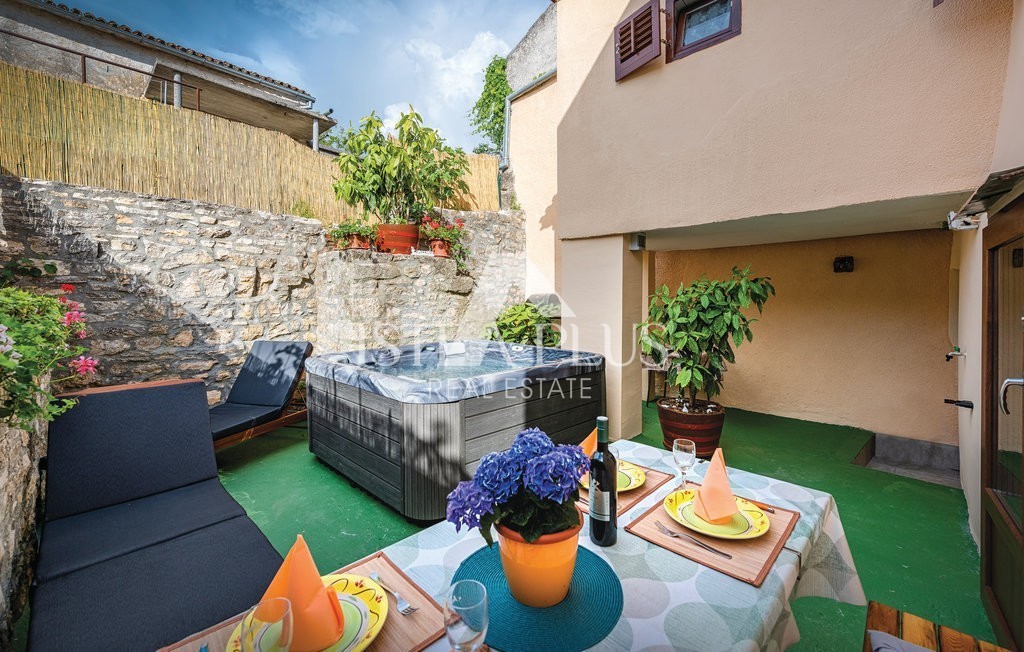 Poreč, Umgebung, teilweise renoviertes Doppelhaus in ruhiger Lage