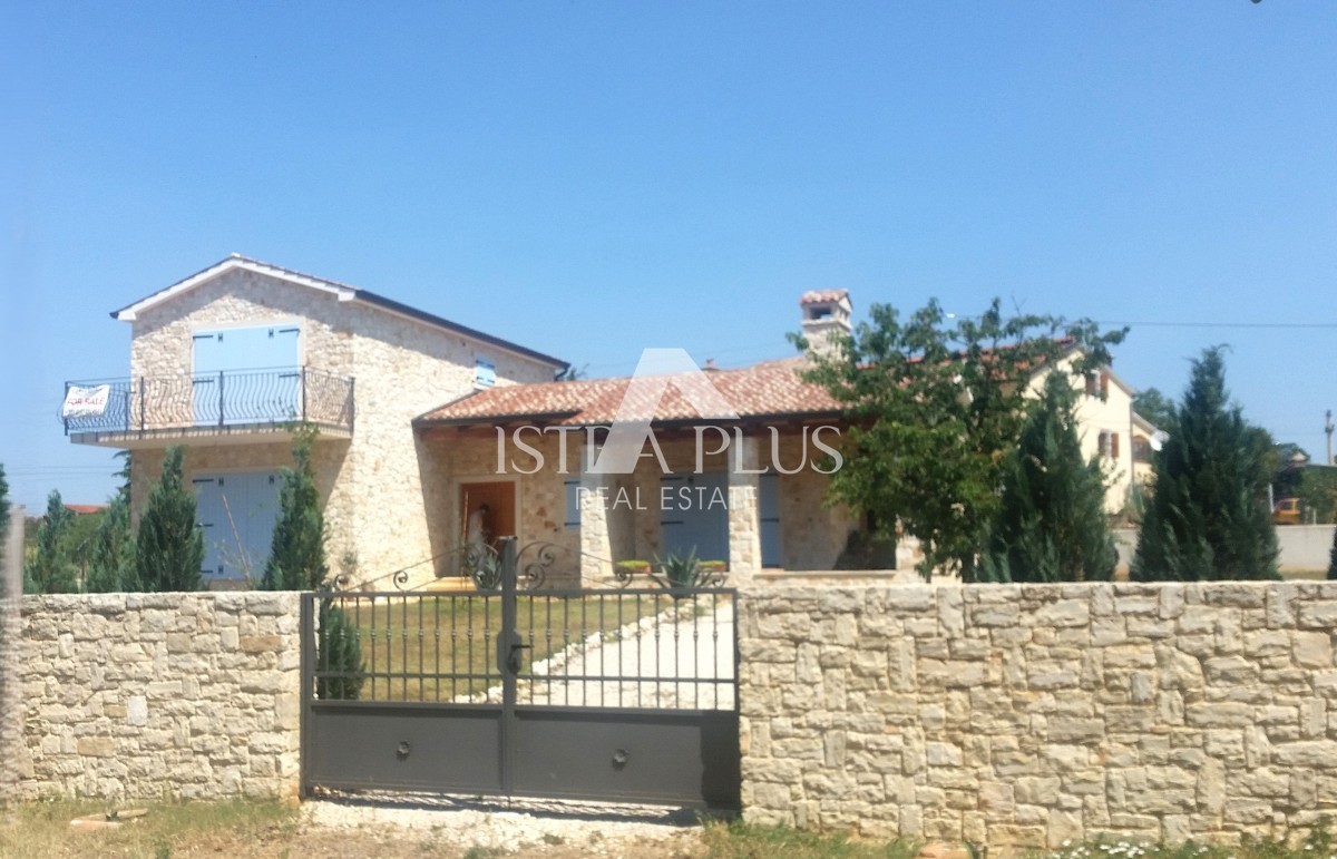 Istrien, Poreč – Schönes Einfamilienhaus mit zwei Wohnungen und einem großen, schönen Grundstück