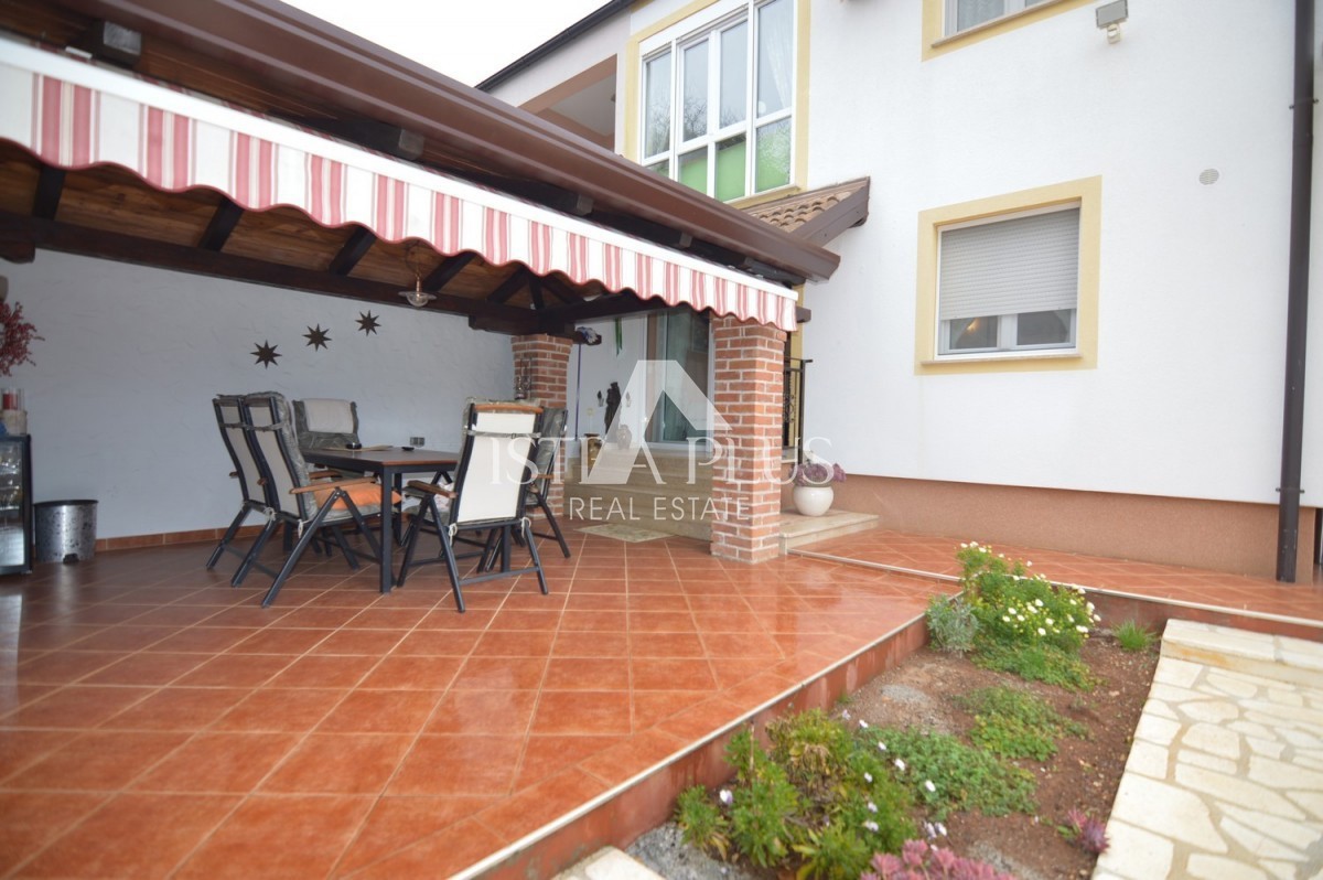 Istrien, Poreč Gelegenheit! Familienhaus aufgeteilt in 2 Wohnungen in Poreč, 1500m vom Meer entfernt!!