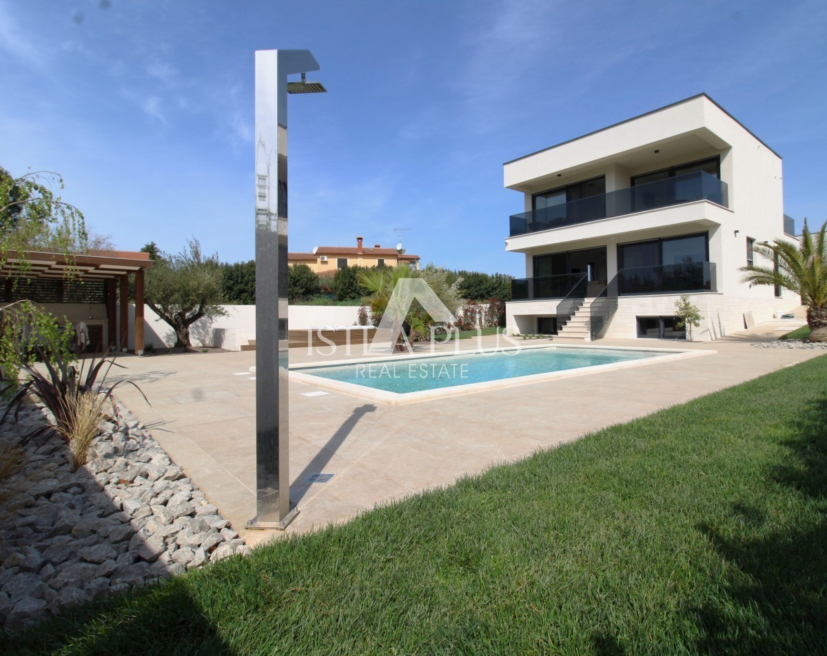 Neue Luxusvilla in einem ruhigen Dorf, 2 km von Poreč und dem Meer entfernt
